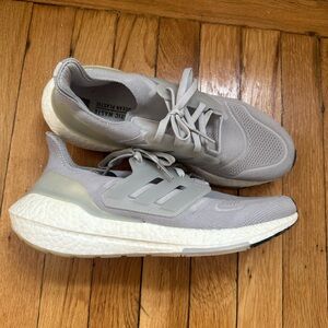 Women's Adidas Ultraboost 21 - Size 9